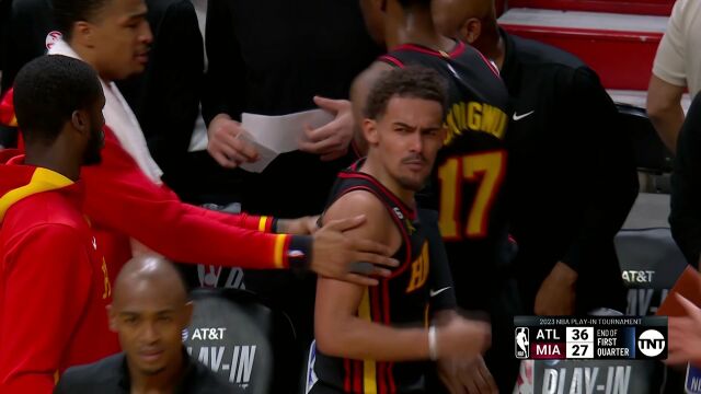 特雷-杨与老鹰助教言语冲突 后者为麦克米兰儿子
