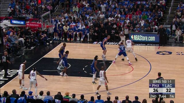 着实有点软 艾顿篮下被莫里斯和曼恩连续封盖