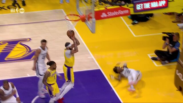 灰熊站在悬崖边缘 莫兰特上篮手部撑地旧伤复发痛苦哀嚎