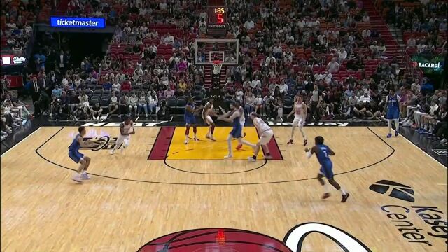 抢断快攻一气呵成！ 奥拉迪波抢断快攻上篮两分轻松到手