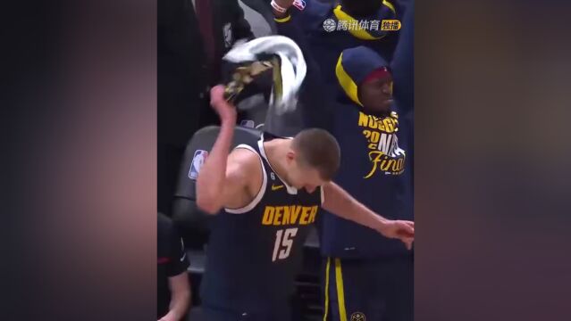 开心得像个300斤的孩子！布朗三分杀死比赛 约基奇疯狂庆祝