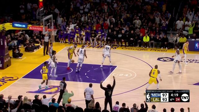 不鸣则已一鸣惊人！拉塞尔窒息时刻命中三记三分实现比分反超