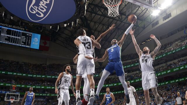 马刺138-117独行侠 马刺八人上双战胜独行侠拿下收官战