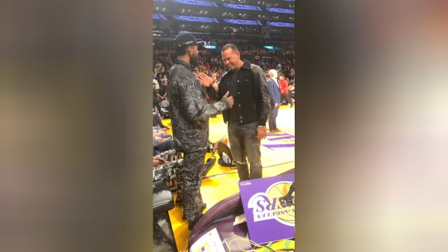 拉塞尔冷汗直冒！欧文场边观战，坐湖人替补席不远处