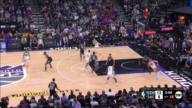 卢尼大步流星内线双手暴扣 萨博尼斯内线力压众人打成2+1