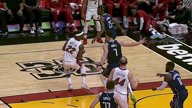 这就是强硬的表现 巴特勒单打突破中投造成2+1
