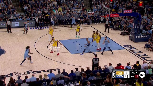 反击速度快如闪电！ 里夫斯长传制导浓眉双手暴扣