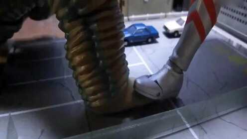 奥特曼打怪兽真是不容易，踩脚都用上了，为保护人类也是够拼的了