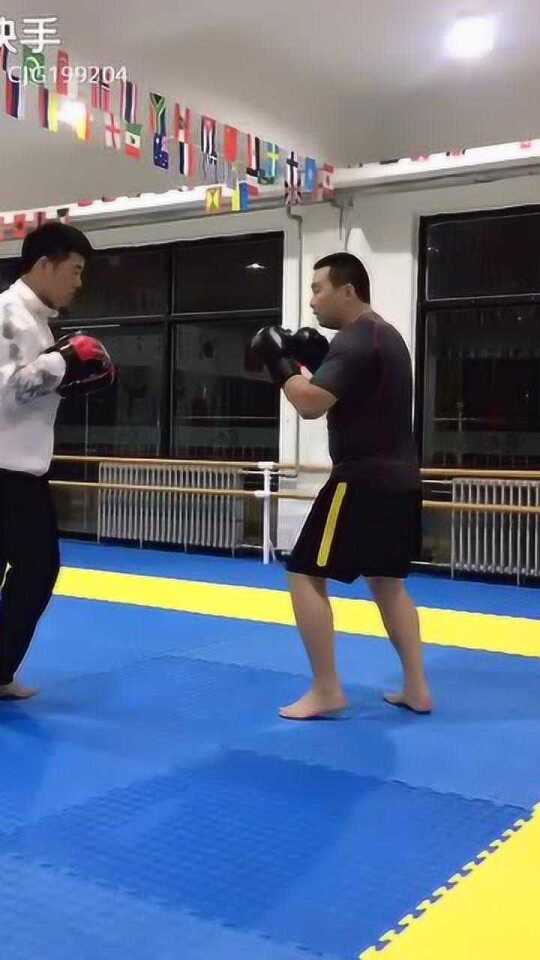 散打基础教学左右直拳进攻及躲闪反击打靶