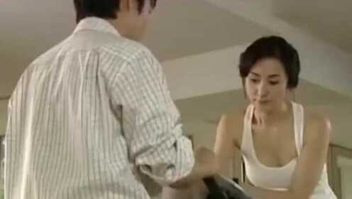 漂亮的丈母娘找来女婿帮忙, 女婿无奈下只好顺从丈母娘的无理要求