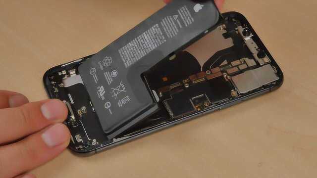 iPhone XS全球首拆!电池缩水竟更节能?