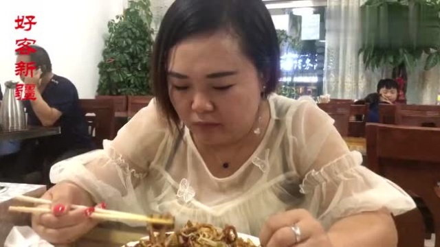 带着老婆孩子游新疆,霍尔果斯的“河北人家”饭店,你吃过这个么