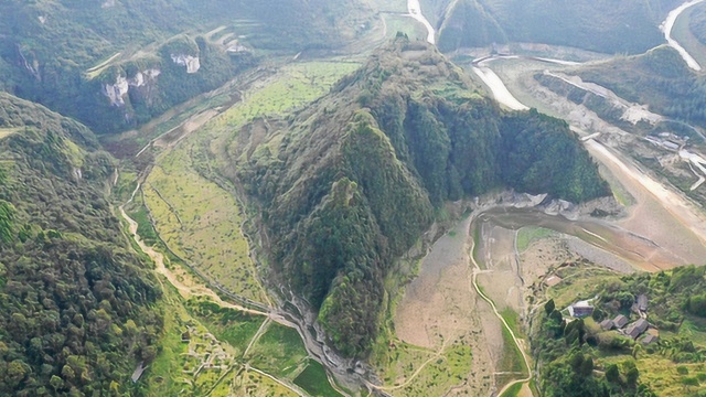 航拍湖南湘西凤凰县满江村落和住在山上的苗寨,有山有水