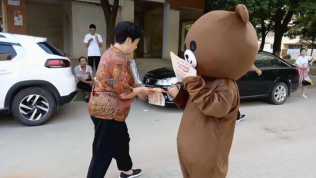 女学生顶烈日穿玩偶服发传单8小时:爸患脑梗,想减轻家里负担