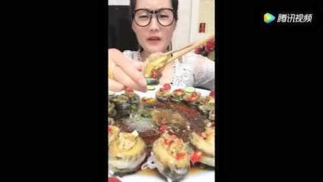 海豚姐姐吃鲍鱼粉丝,肉质细嫩味道鲜美,粉丝鲍鱼一口闷就是过瘾