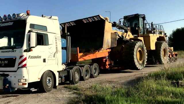 沃尔沃重卡托运,它居然能托运9926铲车,真是台巨无霸12