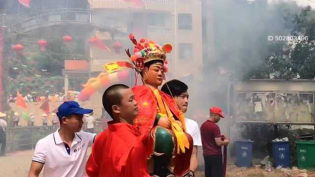 热闹!但这不是过年,龙岩客家人齐心协力抬轿子,里面究竟是谁