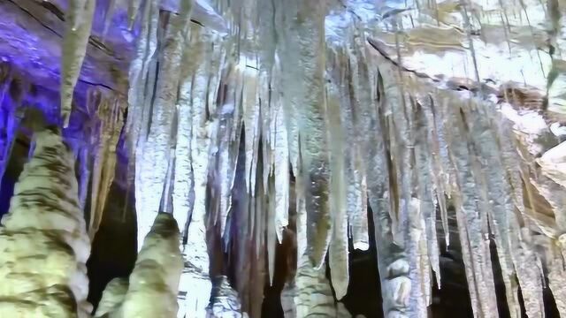 重庆丰都神奇雪玉洞享有“地下北国风光、洞中高峡冰川”之美誉