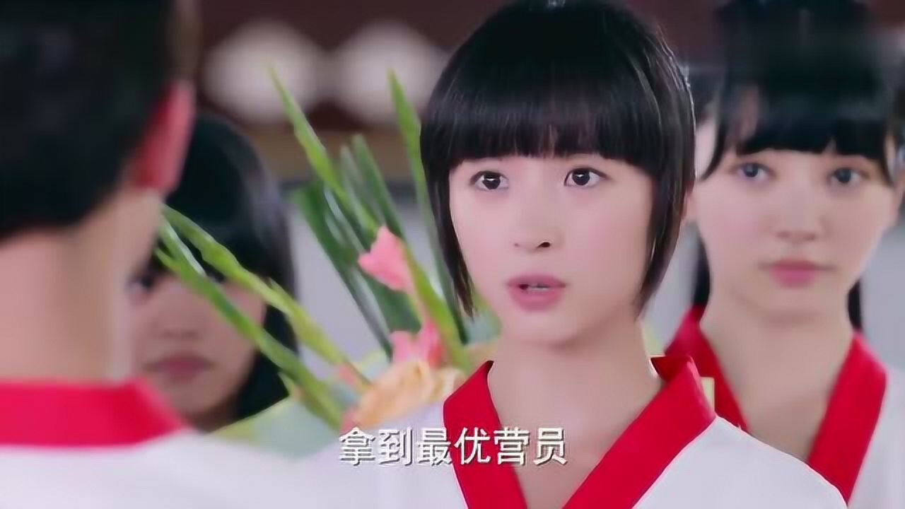 戚百草把最优营员奖杯送给若白若白拿着一脸欣慰的笑了