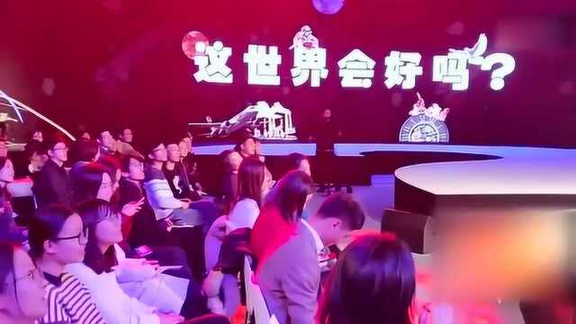 暖!白岩松演讲现场,数百人齐唱中传校歌《年轻的白杨》