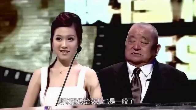 王晶带女儿领奖,王晶女儿好漂亮,和爸爸像一个模子刻出来的!