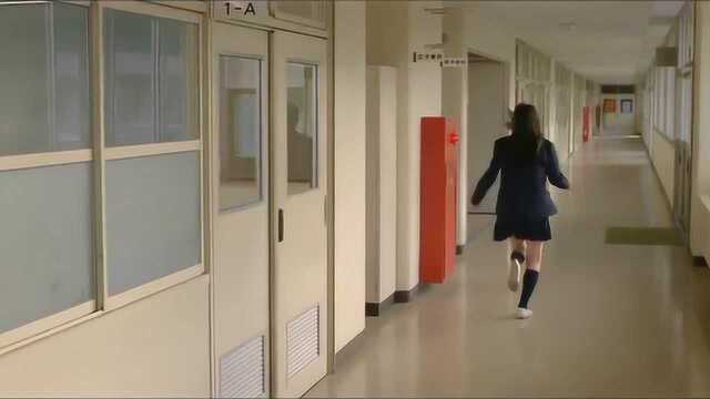 恋空:女孩受到男孩的召唤,飞快的跑进图书馆