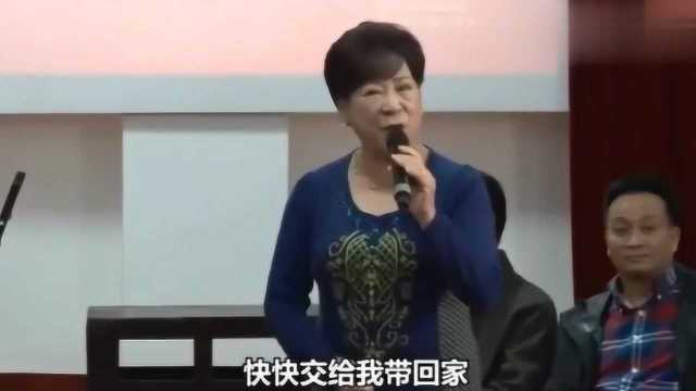 湖南花鼓戏,著名老艺术家李小嘉演唱《打铜锣》,围观群众直呼好