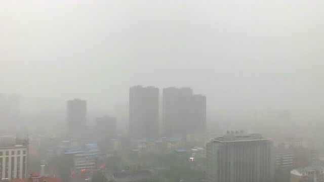 邵阳电闪雷鸣突降暴雨,白昼变黑夜