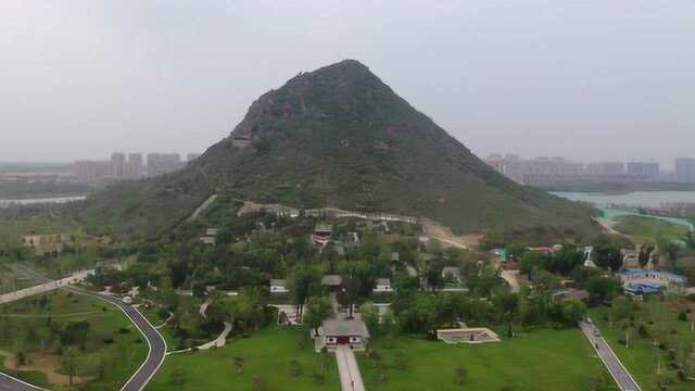 无人机航拍济南华山,四周已挖成华山湖,再现鹊华烟雨美景