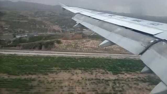 中国东方航空A320飞机降落吕梁大武机场