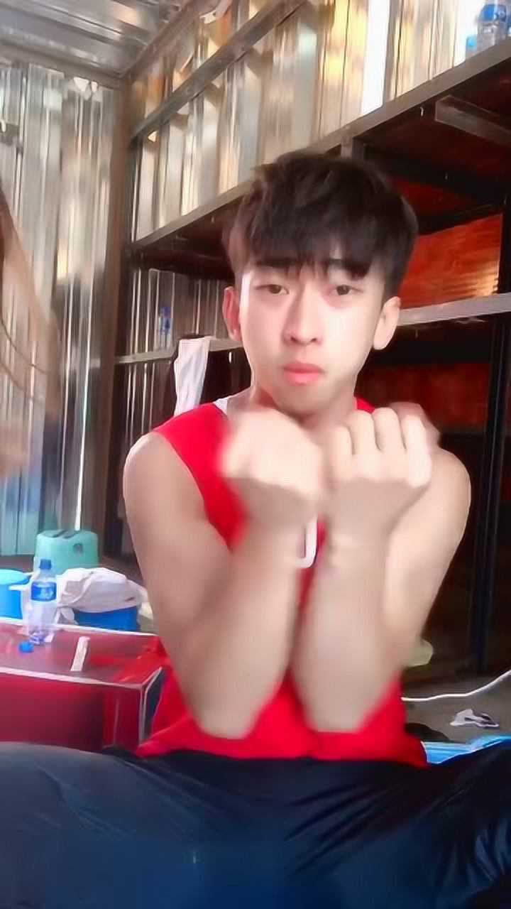 猎豹丁浩哲来咯跳手势舞还顺带显摆一下肌肉