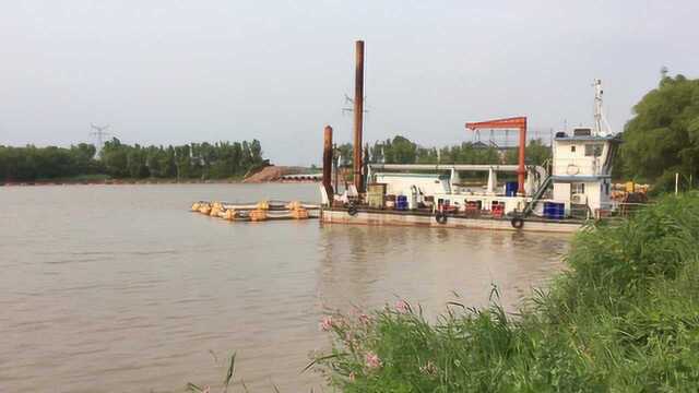 基建狂魔的造岛神器,带你0距离接触,黄河边沉砂池2艘挖沙船