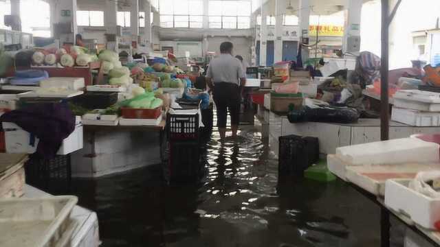 “利奇马”过境浙江,菜市场商贩淌水卖菜:生意受影响,无人买