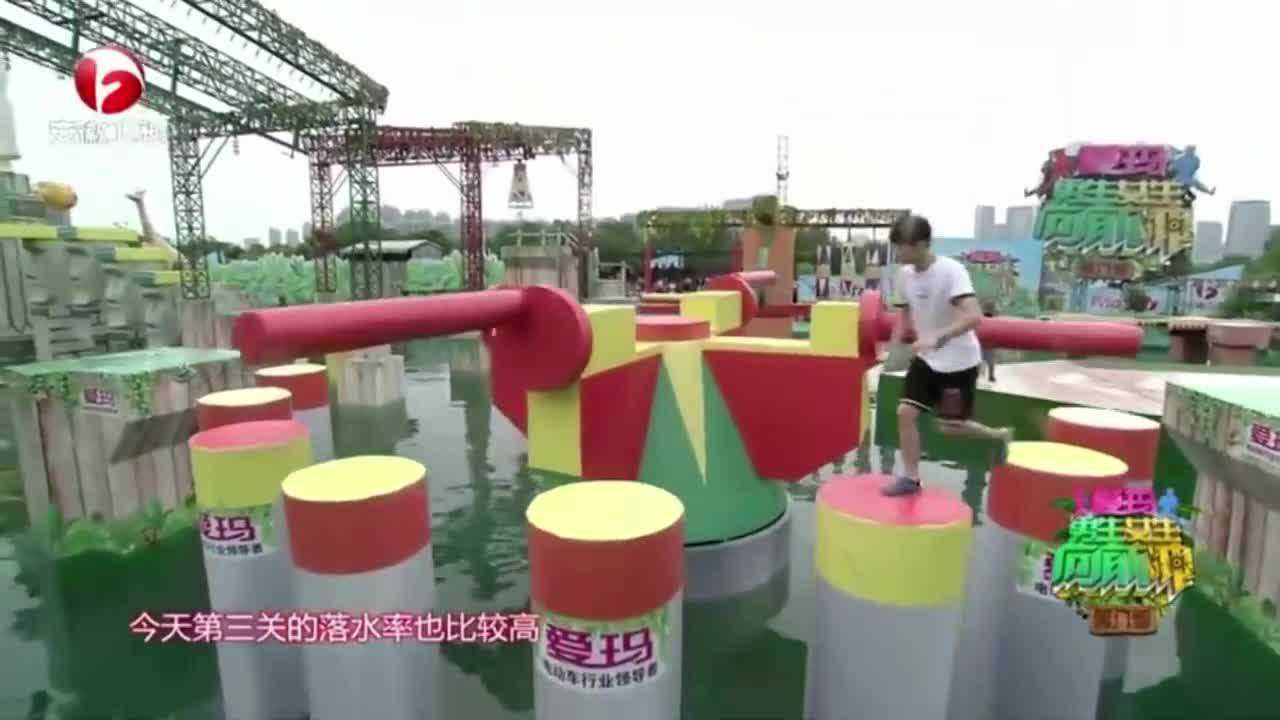 男生女生向前冲年轻人不稳重被主持人调侃最后落水