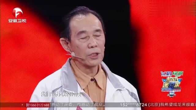 排球教练李安格在台上演讲,全体观众起喊,为中国女排加油