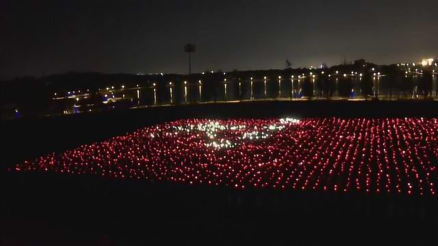 军训拉歌变大合唱!5000新生合唱红旗飘飘,点亮五星红旗