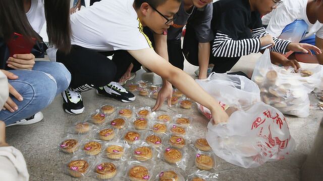 陕师大制作校徽月饼 6万块月饼免费发学生