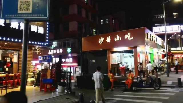 热闹的小街道,夜晚灯光闪烁,人来人往