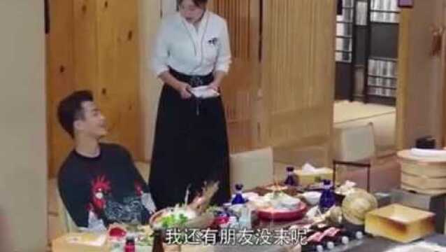 男子吃大餐没钱结账,打电话给美女,美女说咱俩不熟