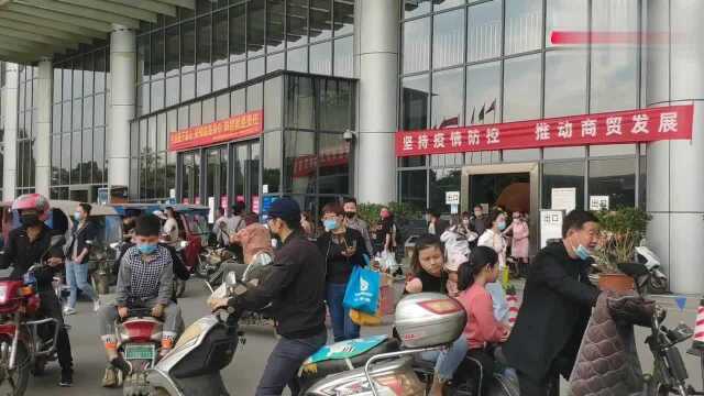 昆明开放部分城市区域给市民摆摊后情况如何?来新螺蛳湾看看