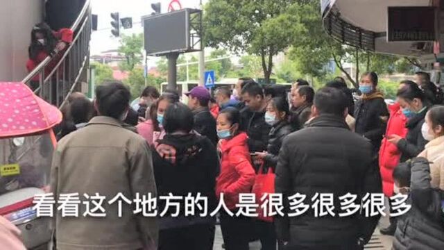 永州市交警岗亭门口,有几百台电动车聚集在这里,这是个什么情况