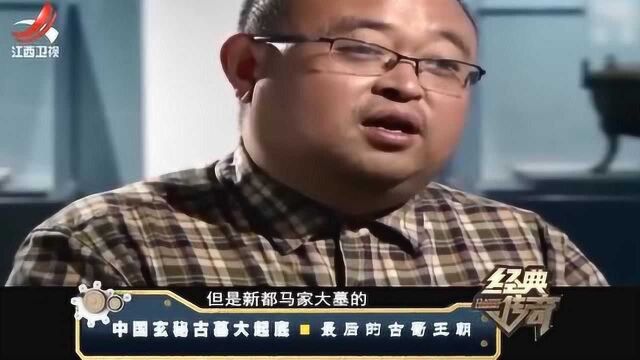 考古队花费大力气发掘出船棺,当把船棺吊起时,发现神秘现象