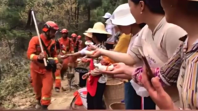 西昌木里乡亲们走了几公里山路,带着自己做的糍粑给一线消防员