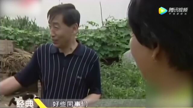 看世界:村民家的牛下怪蛋,记着纷纷前来报道,专家怀疑是价值百万的牛宝!