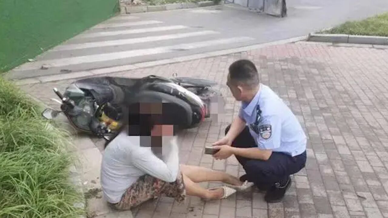 女子骑车不慎摔伤拒绝就医,民警一再坚持救回一命:已致颅内出血