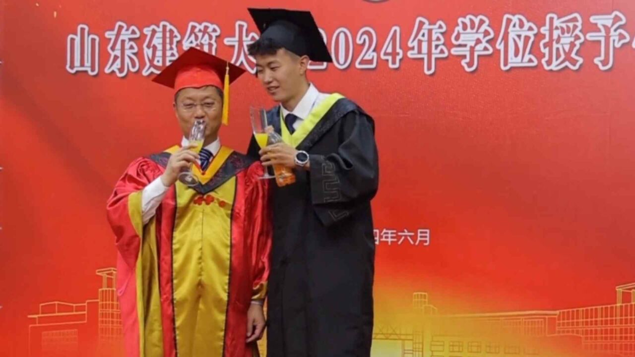 毕业典礼大学校长被硬控,配合毕业生创意领证!鬼马情节太吸睛