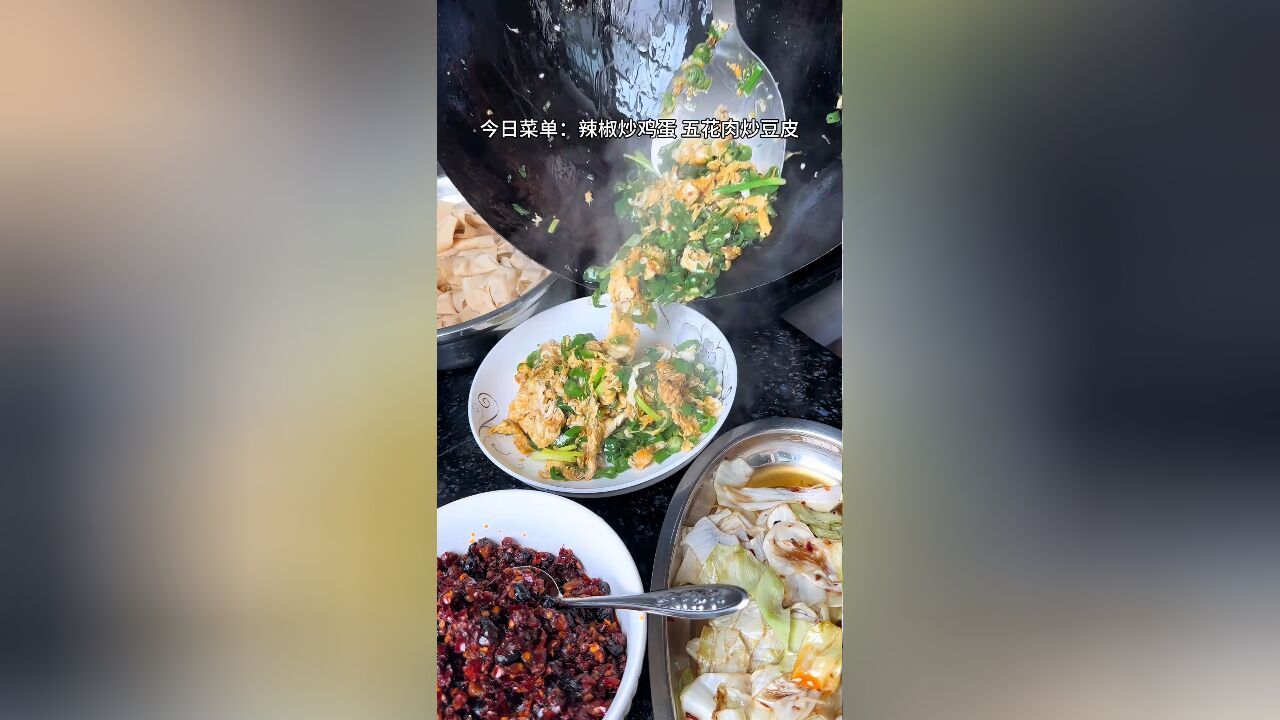 江西普通家庭晚餐:辣椒炒鸡蛋,五花肉炒豆皮