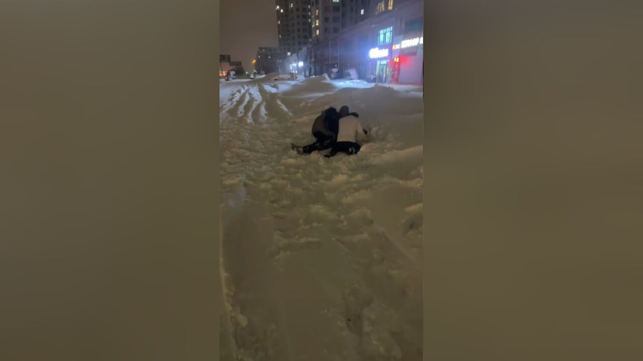 男子躺雪地里陷入昏迷,因雪太厚120无法赶来,好心人闯红灯送医