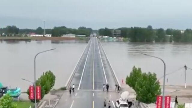 航拍涿州白沟河现状:水面已逼近桥面,居民转移至安置点