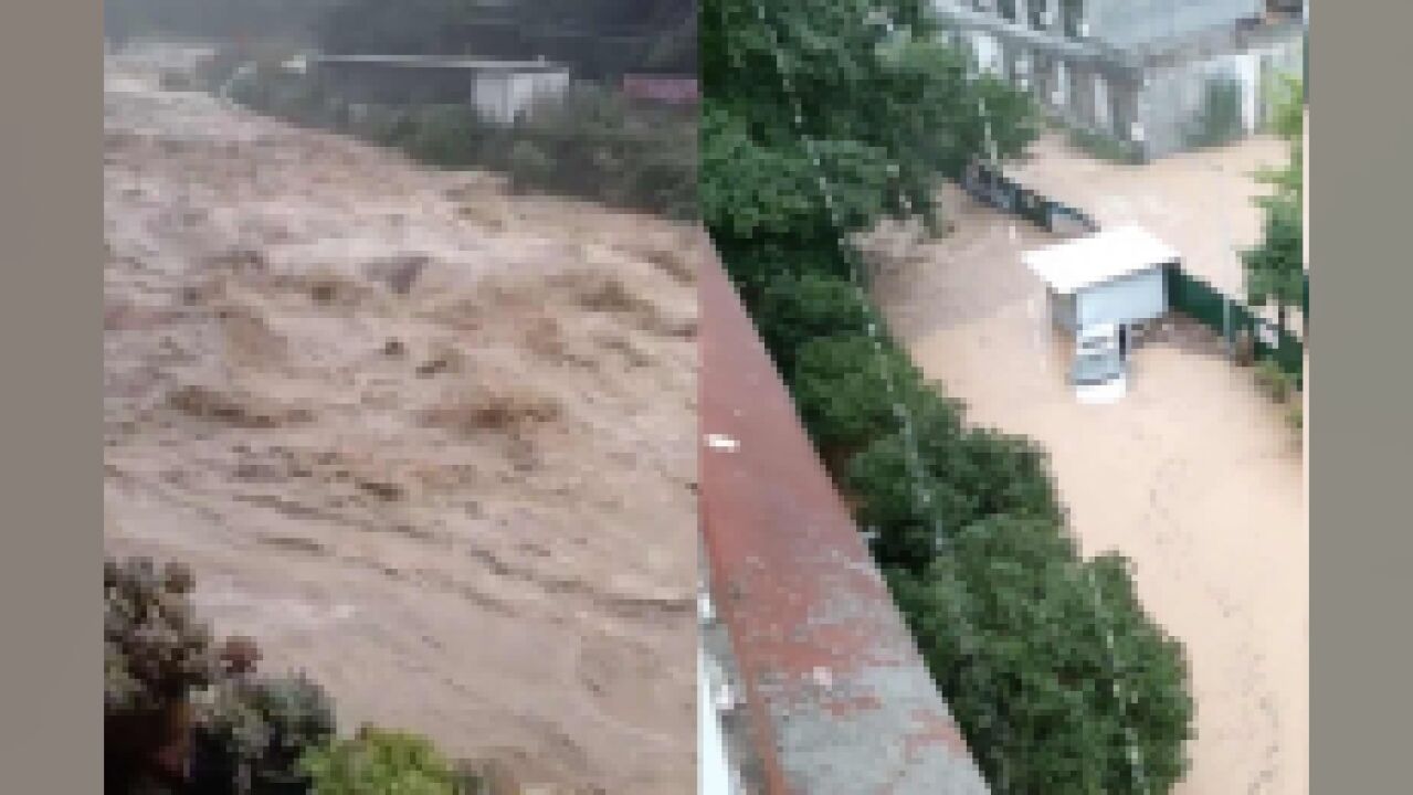 四川江油暴雨来袭,养马峡河水暴涨涌入街道,多部车辆被淹